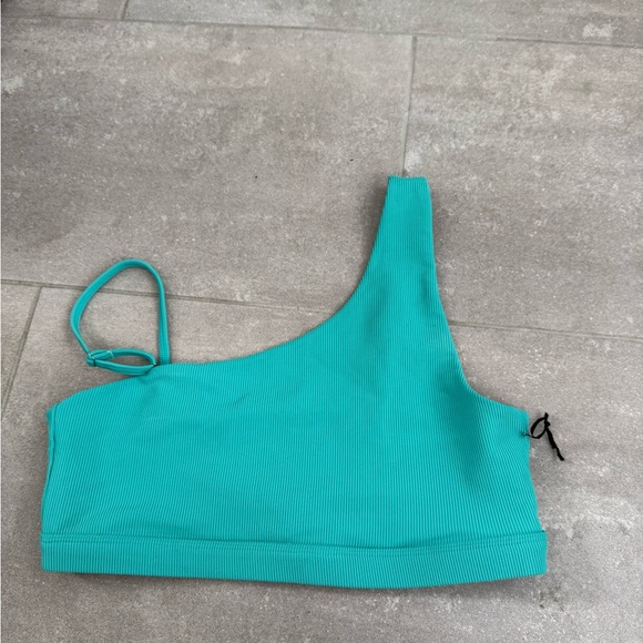 Ella Rib One-Shoulder Sports Bra
Beach Riot - Picture 5 of 9